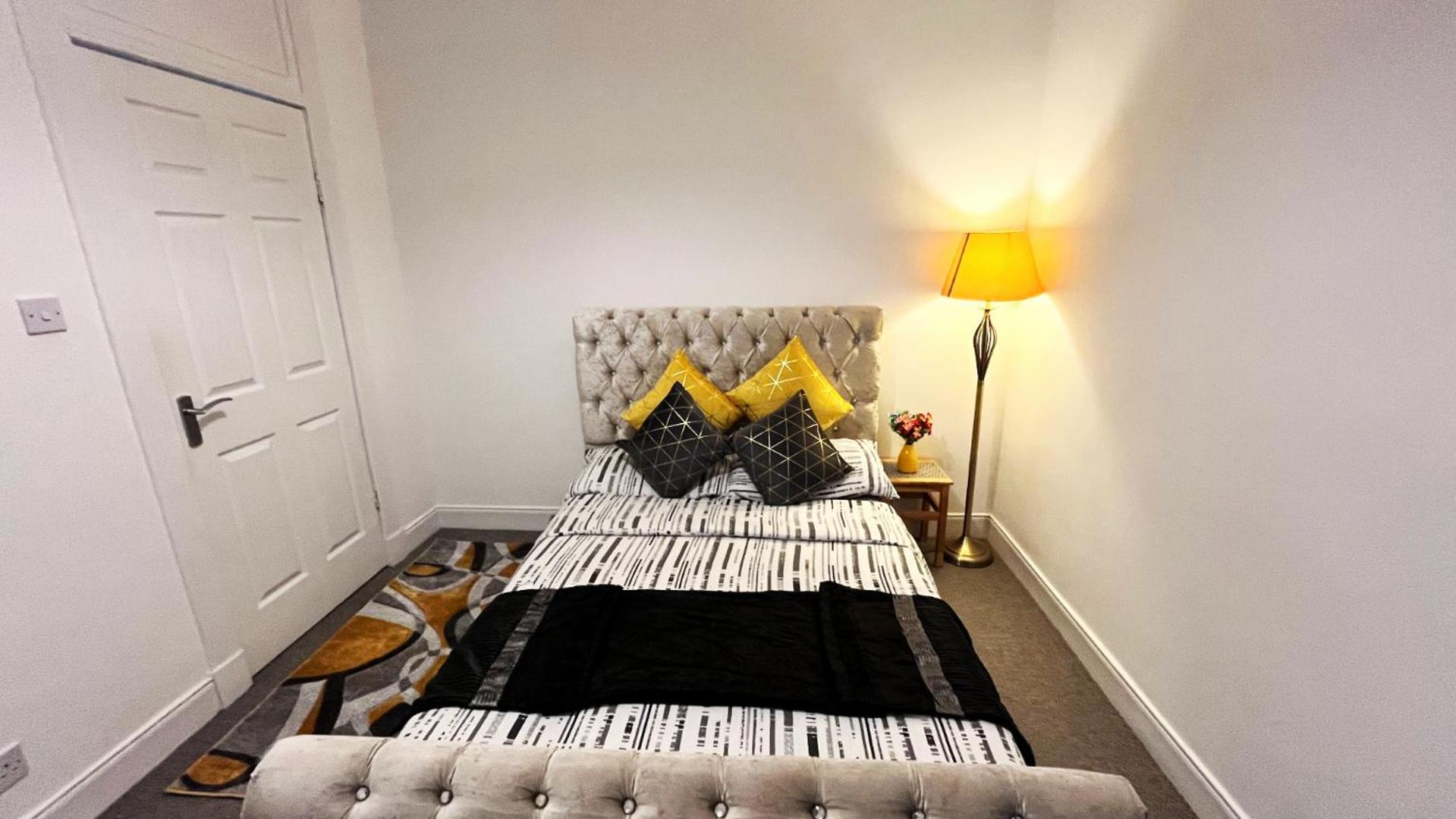 2 Bedrooms Entire Apartment Self Check In Kelty Exteriör bild